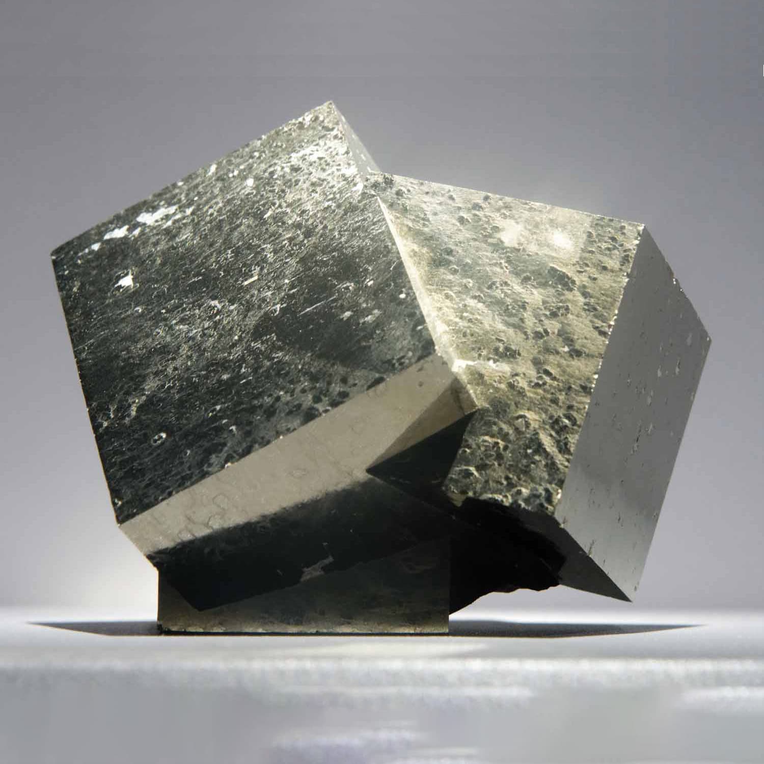 Pyrite (Logrono, Espagne), macle en «cube».