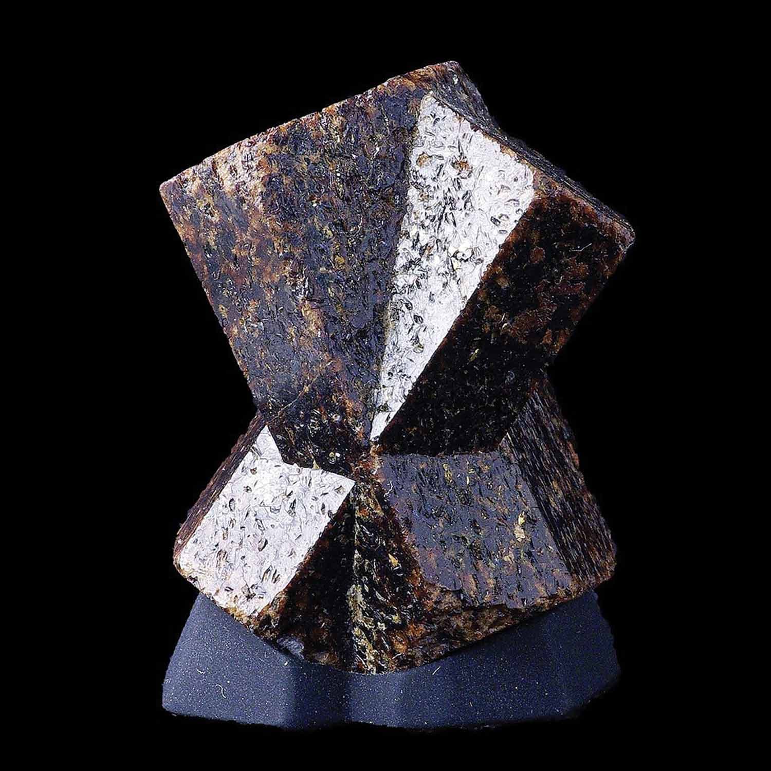 Staurotide (Coray, Bretagne), macle dite en «croix de saint André».
