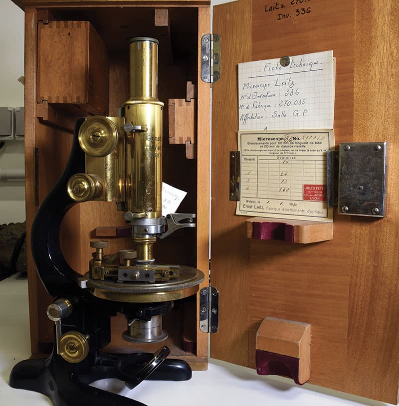 Microscope de la collection du laboratoire Magmas et Volcans datant de 1909 © LMV-UCA