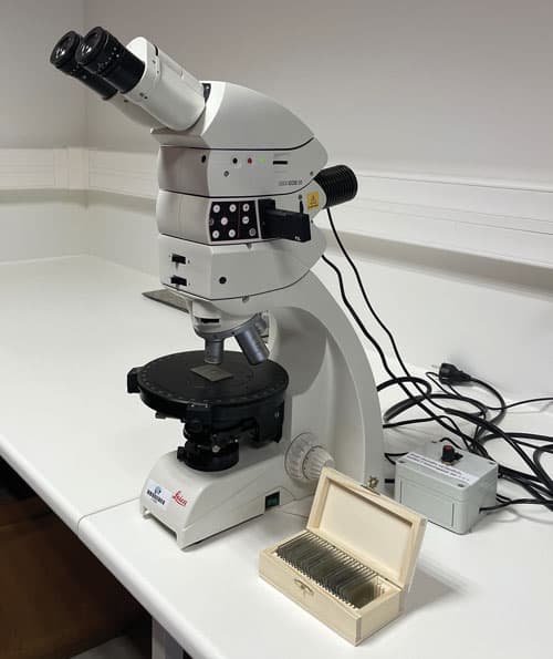 Microscope moderne utilisé aujourd’hui par les étudiants et chercheurs du laboratoire Magmas et Volcans. © LMV-UCA