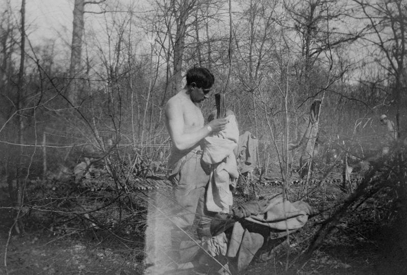 Soldat cherchant ses poux. Près de la tranchée de Calonne, mars 1916
– Coll. Eddy Oziol