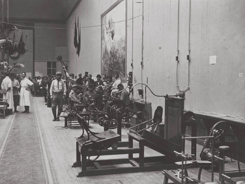 Hôpital du Grand Palais. Salle de mécanothérapie. Août 1915 - Coll. BDIC