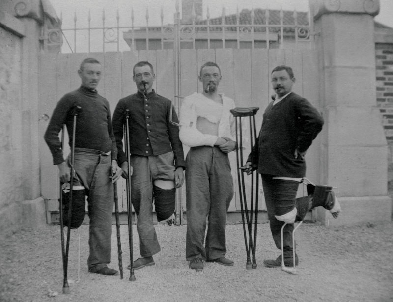 Groupe de mutilés en cours de traitement 1916 - Coll. Eddy OZIOL