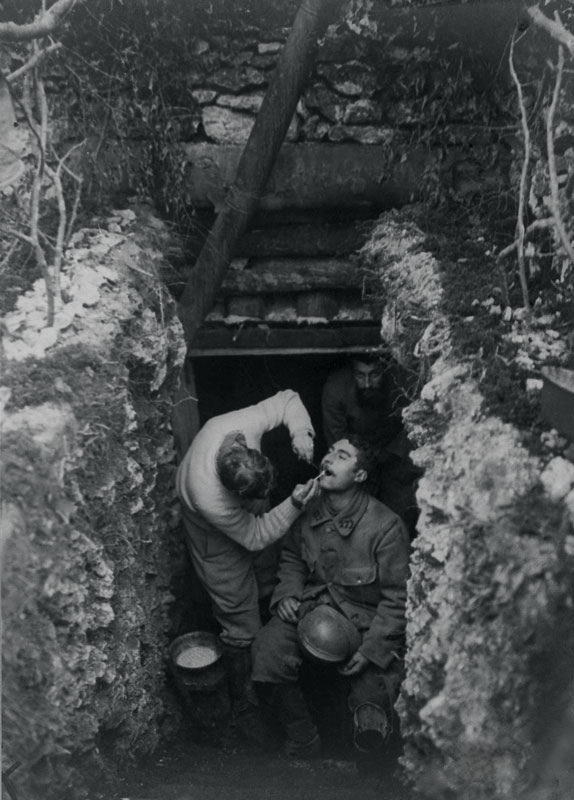 Dentiste arrachant une dent à un soldat - Vallée de Marbotte (Meuse), Janvier 1916 - Coll. La contemporaine