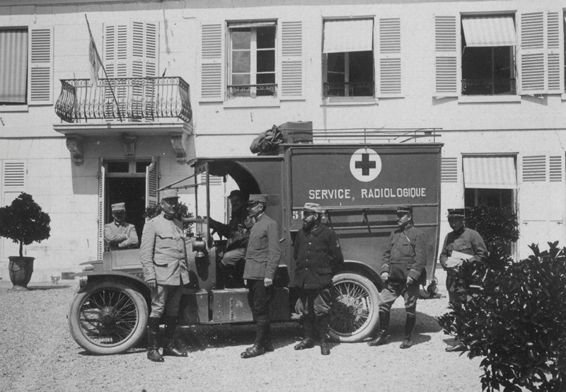 La voiture de radiologie du 13ème corps. Ambulance 16/13. Château de Monchy. Humières (Oise), 1915 – Coll. Eddy Oziol
