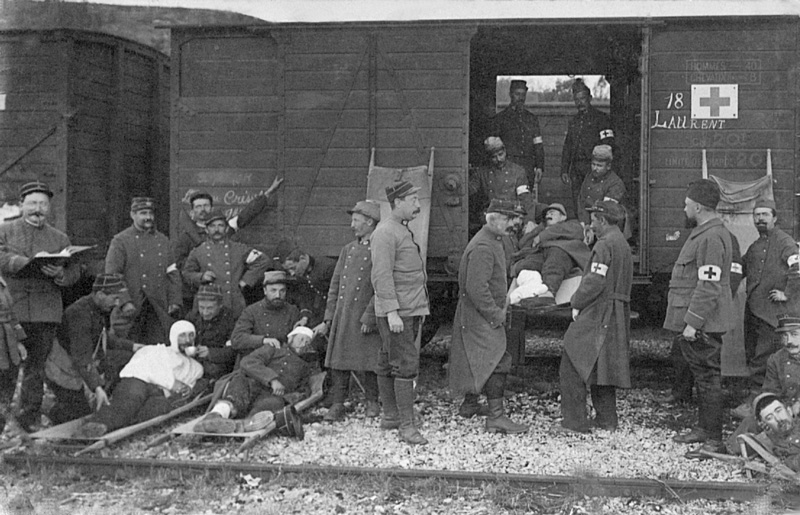 Exercice de déchargement de blessés d’un train sanitaire par les hommes de la 12ème section d’infirmiers militaires, 1914